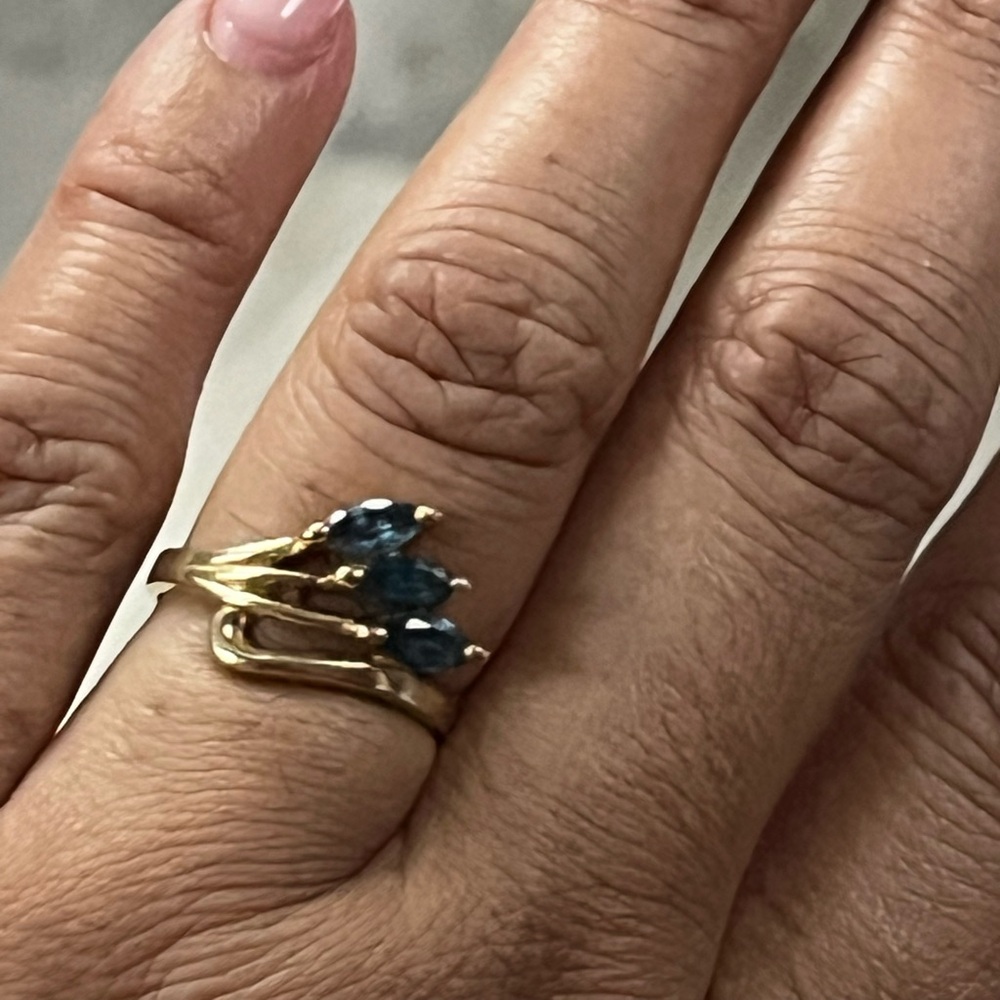 Elegant 3-Prong 14K Yellow Gold Ring